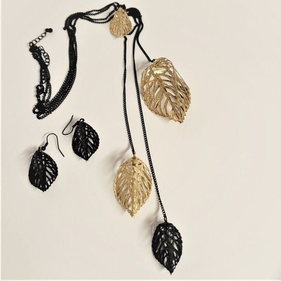 Filigree Gold Leaf Necklace with Matching earrings - Picture 1 of 4